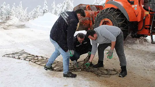 Kastamonu'da ekiplerin köy yollarındaki zorlu karla mücadelesi başladı
