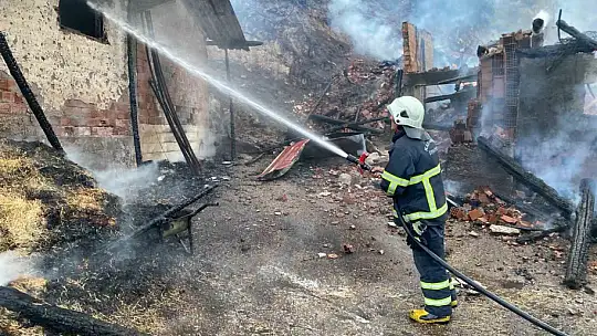 Kastamonu'da evde çıkan yangın ormana sıçradı