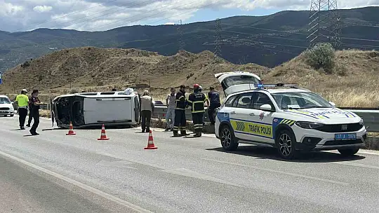 Kastamonu'da hafif ticari araç yan yattı: 2 yaralı