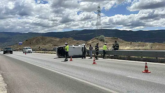 Kastamonu'da hafif ticari araç yan yattı: 2 yaralı