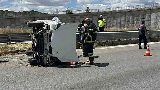 Kastamonu'da hafif ticari araç yan yattı: 2 yaralı