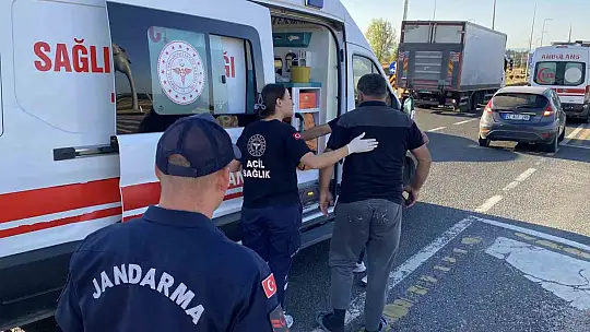 Kastamonu'da hafif ticari araç ile otomobil çarpıştı: 2 yaralı