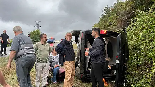 Hafif ticari araç takla attı 3 yaralı