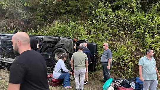 Hafif ticari araç takla attı 3 yaralı