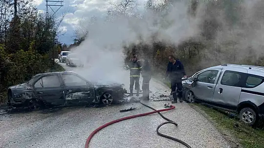 Kastamonu'da hafif ticari araç ile otomobil çarpıştı: 2 yaralı