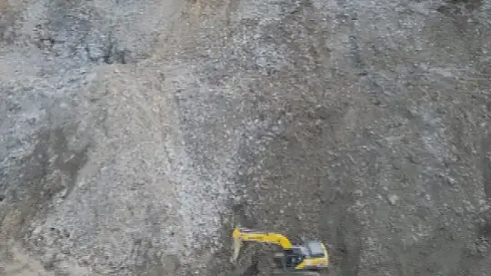 Kastamonu'da heyelan nedeniyle ulaşıma kapanan yolda çalışmalar sürüyor