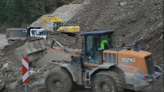Kastamonu'da heyelan nedeniyle ulaşıma kapanan yolda çalışmalar sürüyor
