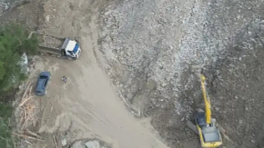 Kastamonu'da heyelan nedeniyle ulaşıma kapanan yolda çalışmalar sürüyor