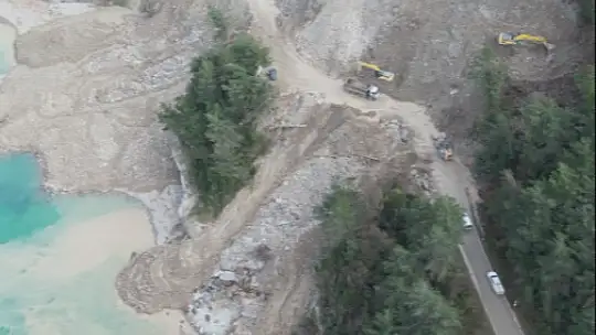 Kastamonu'da heyelan nedeniyle ulaşıma kapanan yolda çalışmalar sürüyor