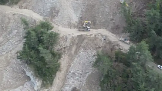 Kastamonu'da heyelan nedeniyle ulaşıma kapanan yolda çalışmalar sürüyor