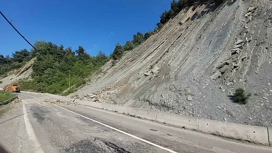 Kastamonu'da heyelan nedeniyle kara yolu ulaşıma kapandı