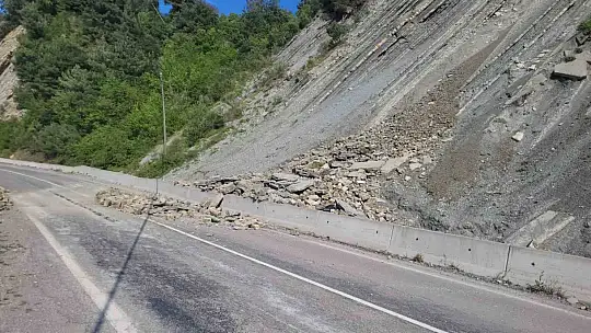 Kastamonu'da heyelan nedeniyle kara yolu ulaşıma kapandı
