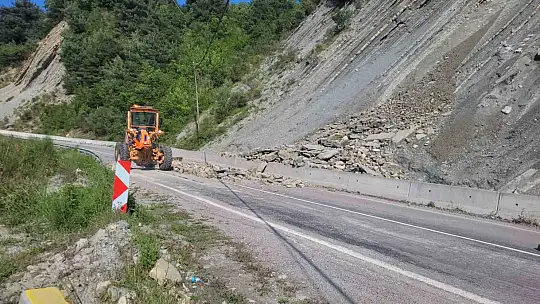 Kastamonu'da heyelan nedeniyle kara yolu ulaşıma kapandı