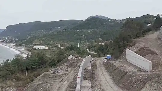Kastamonu'da heyelan nedeniyle 14 aydır ulaşıma kapalı olan yol için vatandaşlardan tepki