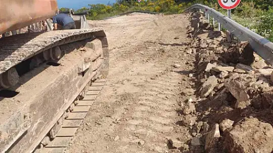 Kastamonu'da heyelan sebebiyle yol ulaşıma kapandı