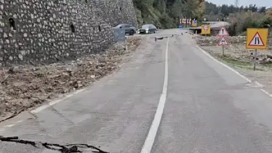 Kastamonu'da heyelan sebebiyle çöken yol ulaşıma kapandı