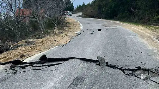 Kastamonu'da heyelan sebebiyle çatlaklar oluşan yol ulaşıma kapatıldı