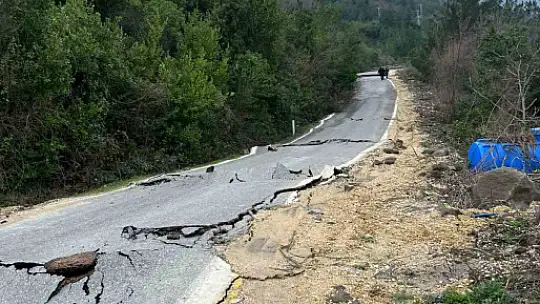 Kastamonu'da heyelan sebebiyle çatlaklar oluşan yol ulaşıma kapatıldı