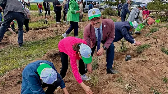 Kastamonu'da huzurevi sakinleri ile sevgi evinde kalan çocuklar fidan dikti