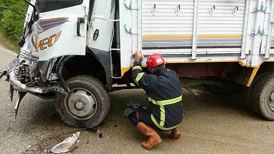 Kastamonu'da iki kamyon kafa kafaya çarpıştı: 2 yaralı
