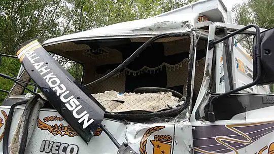 Kastamonu'da iki kamyon kafa kafaya çarpıştı: 2 yaralı