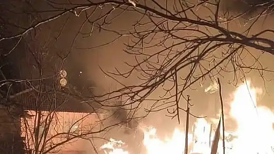 Kastamonu'da iki katlı ahşap ev yandı, iki büyükbaş hayvan telef oldu