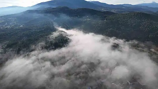 Kastamonu'da ilçe ve ormanların üzerini kaplayan sis bulutları görüntülendi