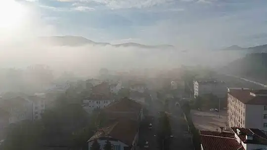 Kastamonu'da ilçe ve ormanların üzerini kaplayan sis bulutları görüntülendi