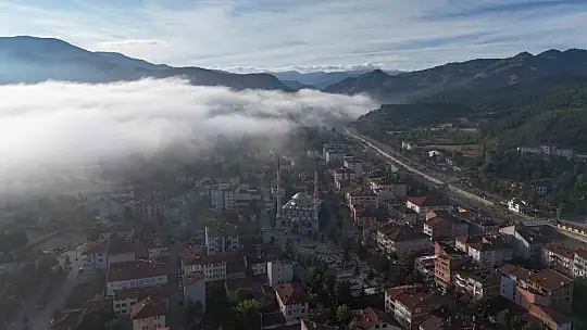Kastamonu'da ilçe ve ormanların üzerini kaplayan sis bulutları görüntülendi