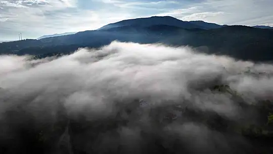 Kastamonu'da ilçe ve ormanların üzerini kaplayan sis bulutları görüntülendi