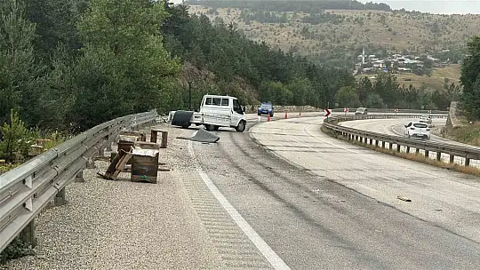 Kastamonu'da kamyonet bariyerlere çarptı: Etrafa saçılan kovandaki arılar telef oldu