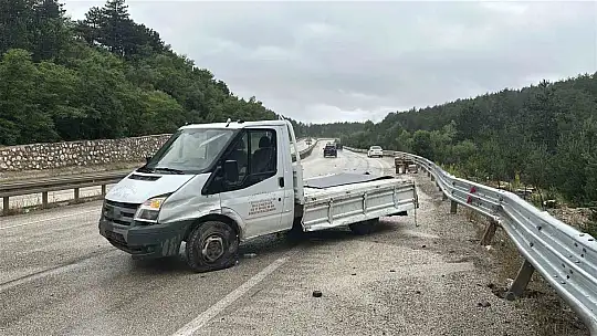 Kastamonu'da kamyonet bariyerlere çarptı: Etrafa saçılan kovandaki arılar telef oldu