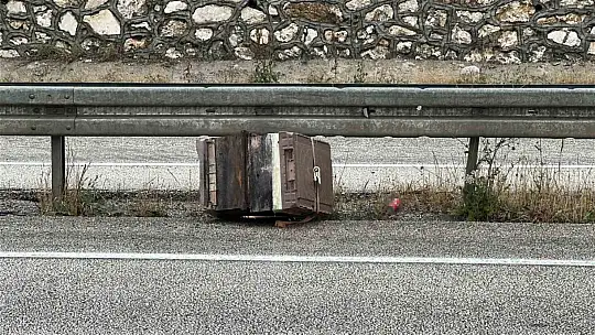 Kastamonu'da kamyonet bariyerlere çarptı: Etrafa saçılan kovandaki arılar telef oldu