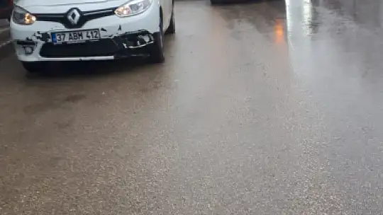 Kastamonu'da kamyonet ile otomobil çarpıştı: 1 yaralı