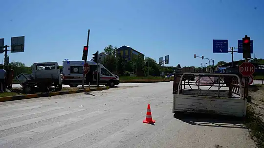 Kastamonu'da kamyonet ile otomobil çarpıştı: 3 yaralı