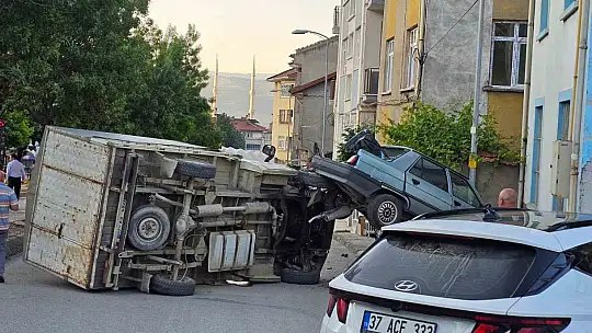 Kastamonu'da kamyonet park halindeki otomobile çarptı: 1 yaralı