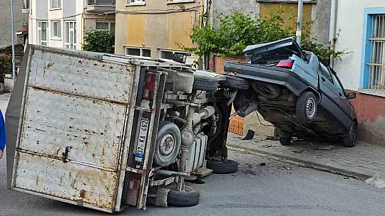 Kastamonu'da kamyonet park halindeki otomobile çarptı: 1 yaralı