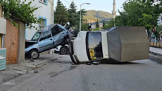 Kastamonu'da kamyonet park halindeki otomobile çarptı: 1 yaralı