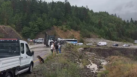 Kastamonu'da kuvvetli sağanak karayolunu ulaşıma kapattı