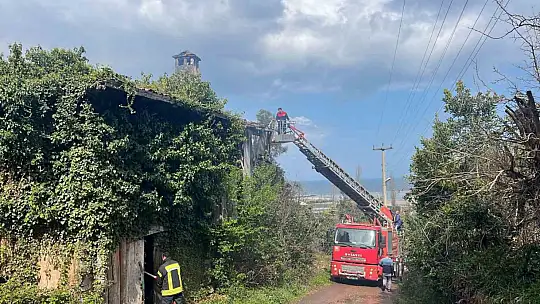 Kastamonu'da metruk binada çıkan yangını itfaiye söndürüldü