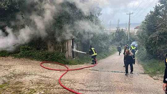 Kastamonu'da metruk binada çıkan yangını itfaiye söndürüldü