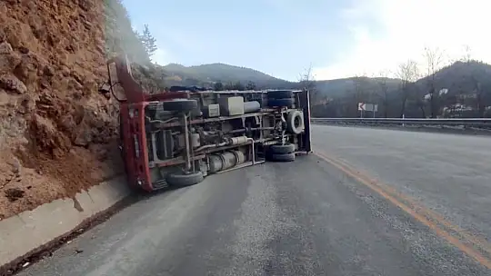 Kastamonu'da meyve yüklü kamyon devrildi