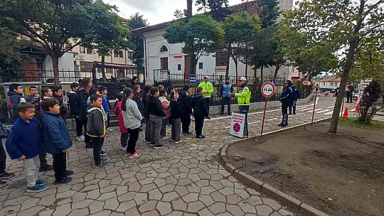 Kastamonu'da öğrencilere uygulamalı trafik eğitimi veriliyor