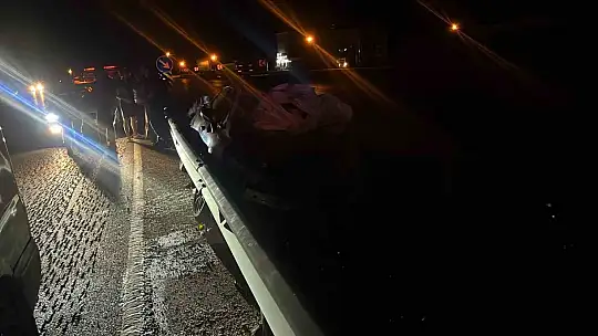 Kastamonu'da otomobil bariyerlere çarptı: 3 yaralı