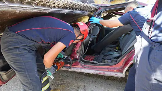 Kastamonu'da otomobil biçerdöverin altında kaldı: 1 ölü