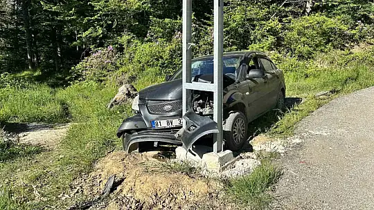 Kastamonu'da otomobil direğe çarptı: 3 yaralı