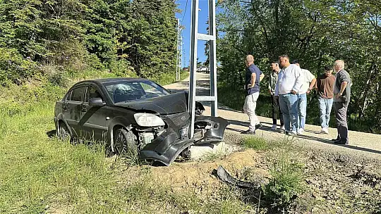 Kastamonu'da otomobil direğe çarptı: 3 yaralı
