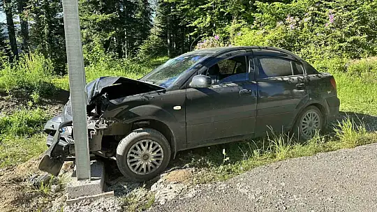 Kastamonu'da otomobil direğe çarptı: 3 yaralı