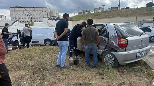 Kastamonu'da otomobil ile hafif ticari araç çarpıştı: 3 yaralı