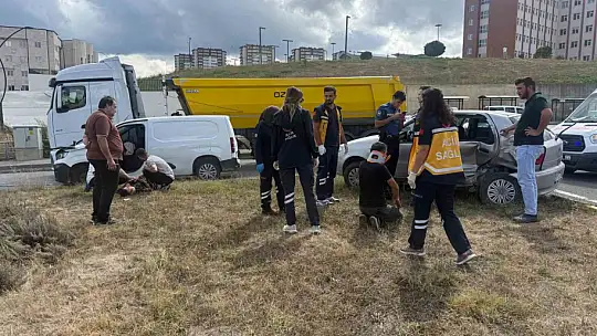 Kastamonu'da otomobil ile hafif ticari araç çarpıştı: 3 yaralı